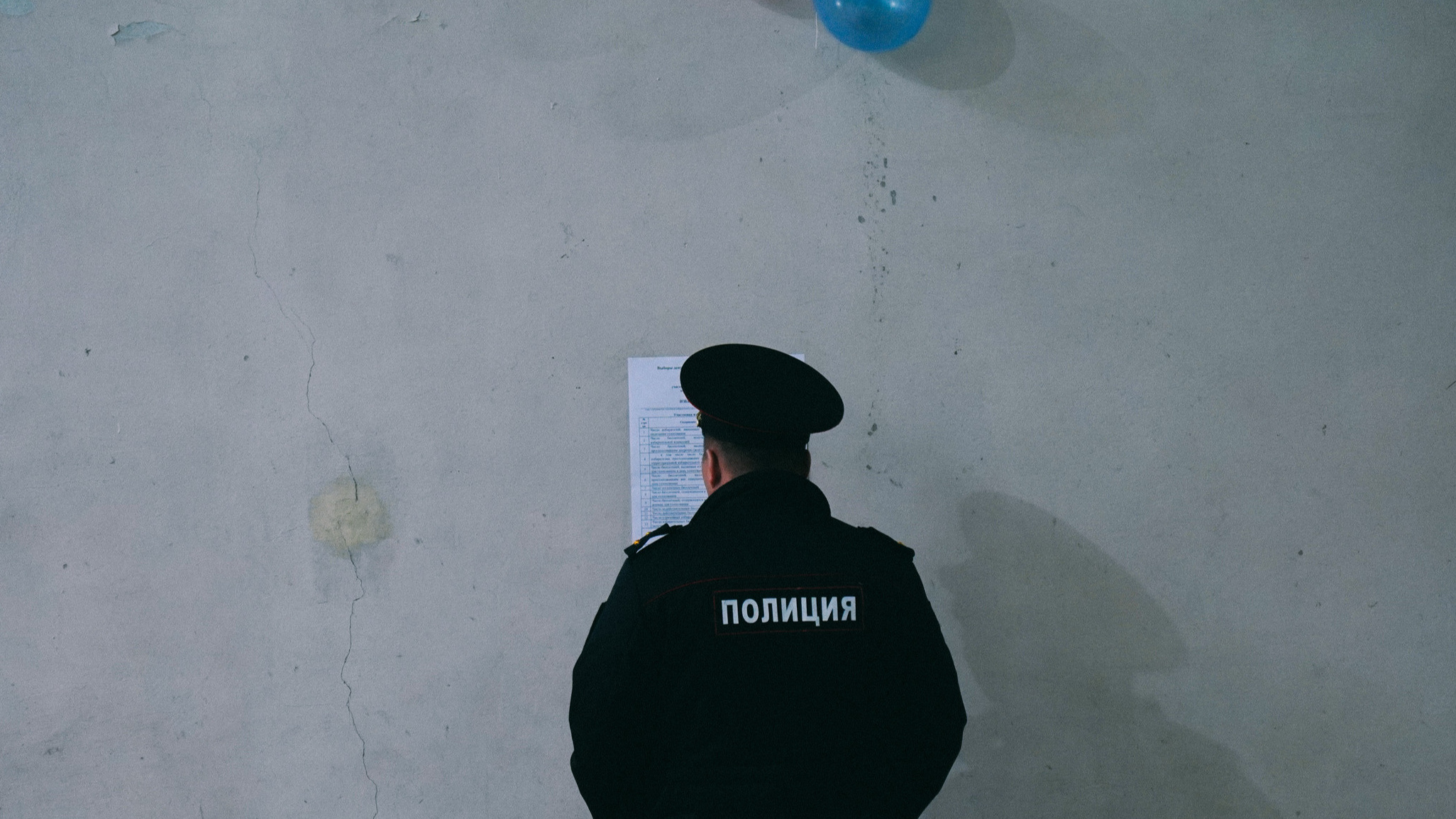 «Ешь как хочешь, грейся в подъезде, туалет ищи сам»: интервью с молодым сотрудником ППС из Омска о современной полиции