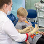 Мультики и «коробка храбрости»: детские стоматологи рассказали о своих секретах
