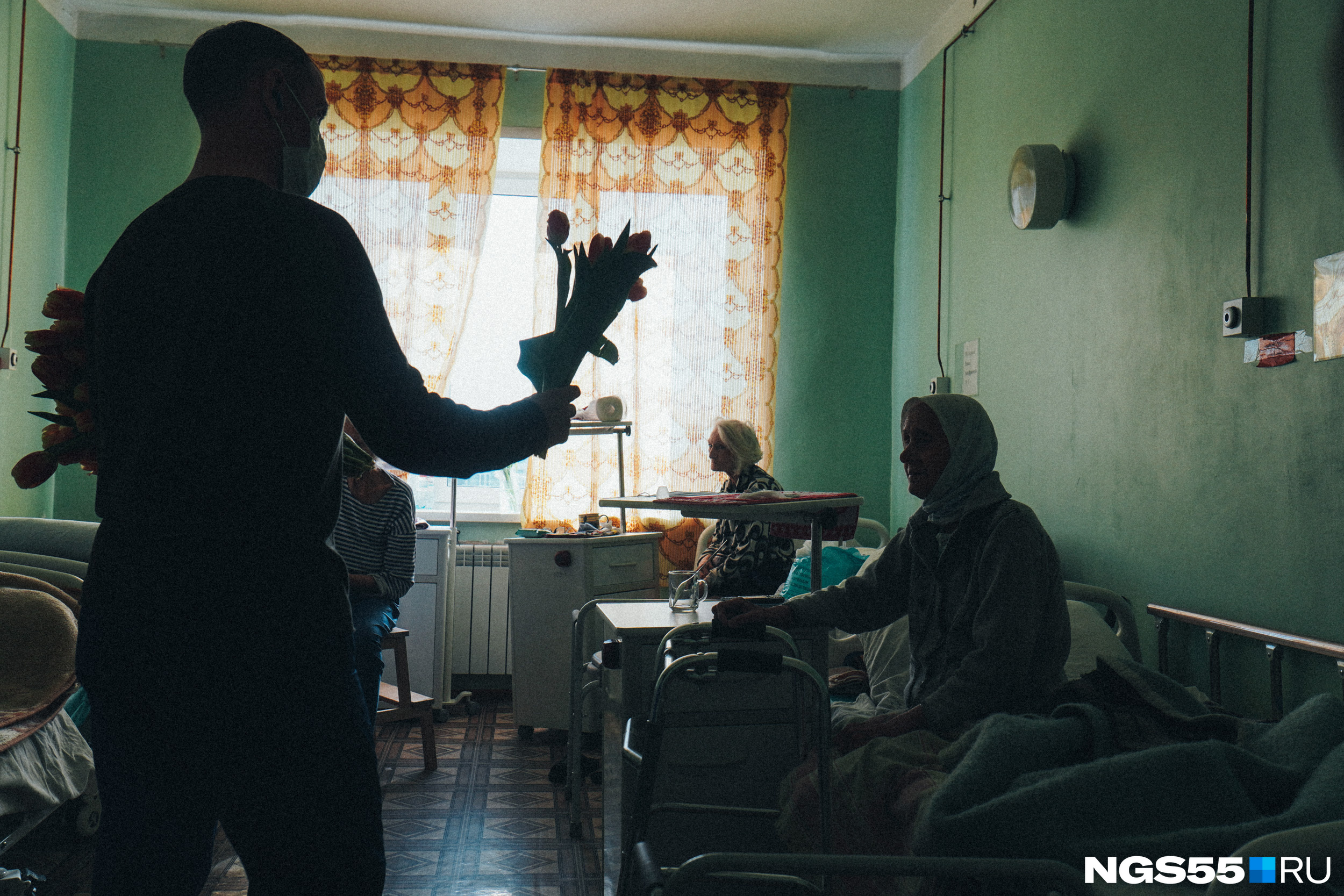 В некоторых палатах царил уютный полумрак В некоторых палатах царил уютный полумрак