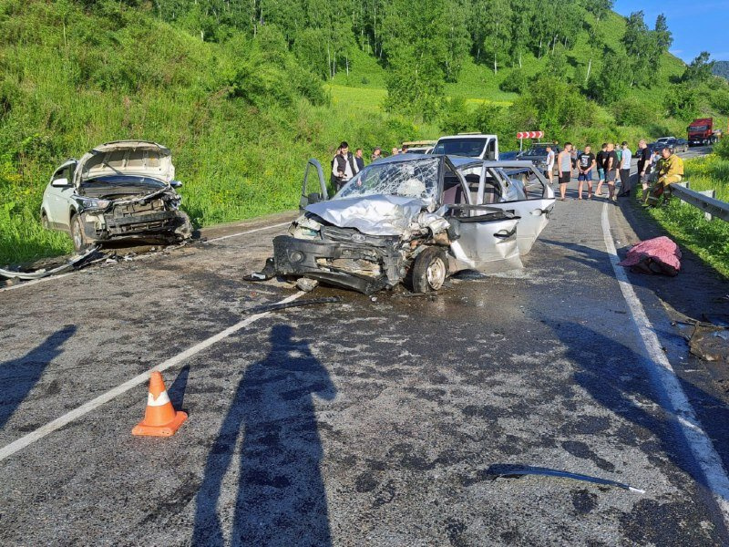 На алтайской трассе в один день произошло два смертельных ДТП: фото с места аварий