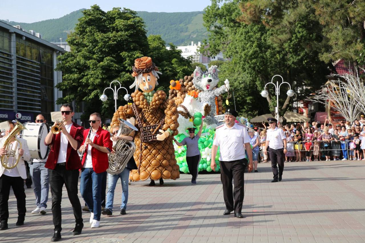 Летний карнавал в Геленджике. С чего все началось и чего ждать в году | instgeocult.ru