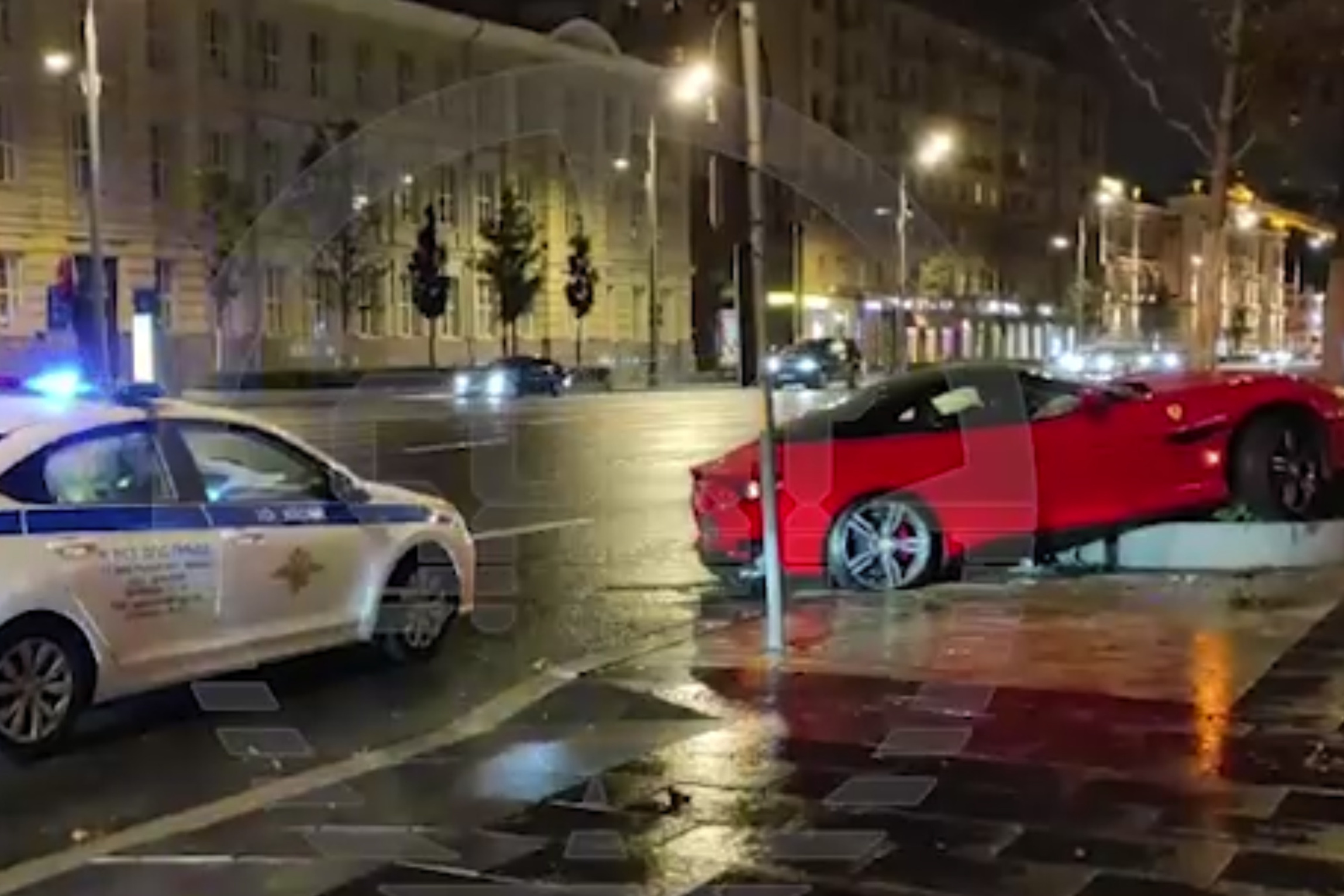 Ferrari Portofino врезалась в дерево на Садовой-Кудринской улице Москвы - 8  сентября 2023 - msk1.ru