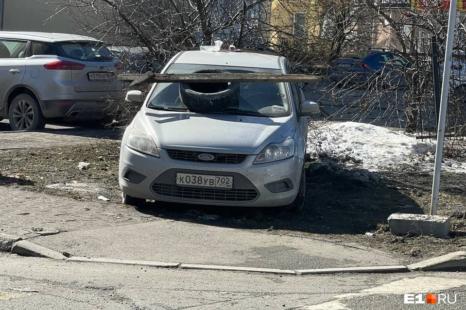В Екатеринбурге любителям парковки на газонах начали мстить по-грязному: говорящие фото