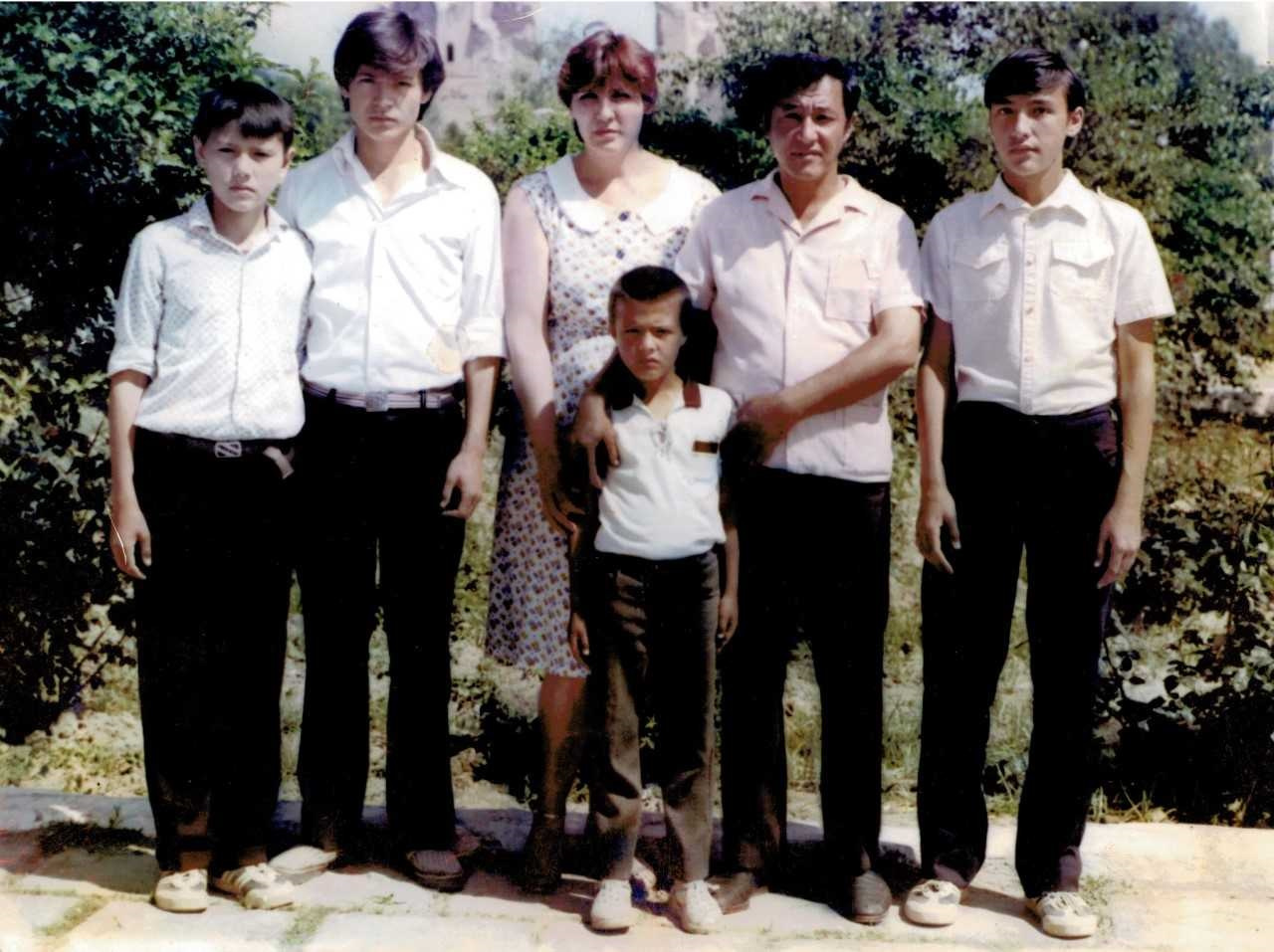 Тимур (второй слева) воспитывался в большой и дружной семье в городе Шахрисабз Узбекистана