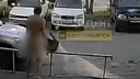 Голый житель МЖК взял табуретку и вышел во двор громить машины — видео