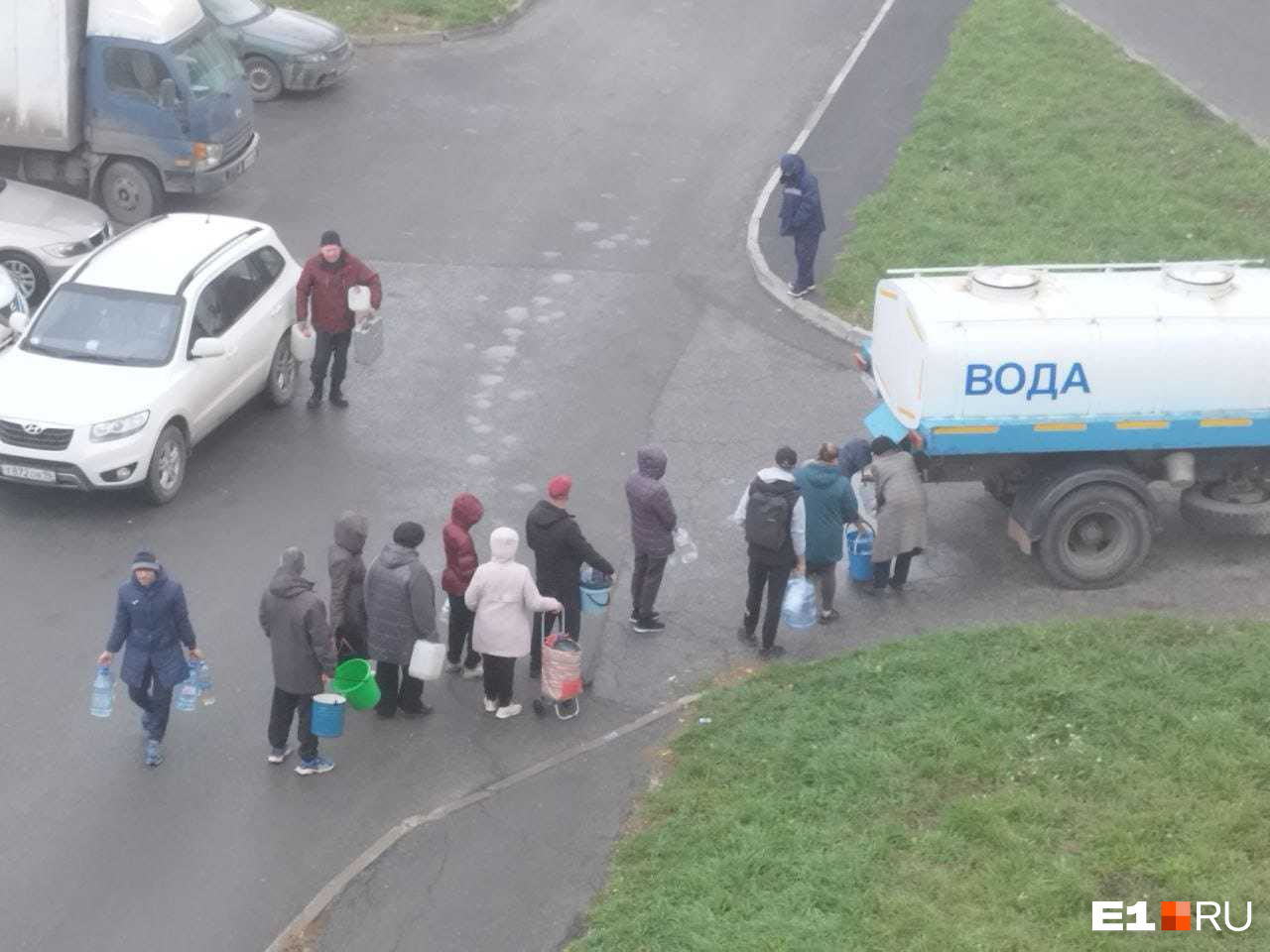 На Щербакова пенсионеры выстраиваются в очередь за водой, которой нет четыре дня. Всё из-за военных