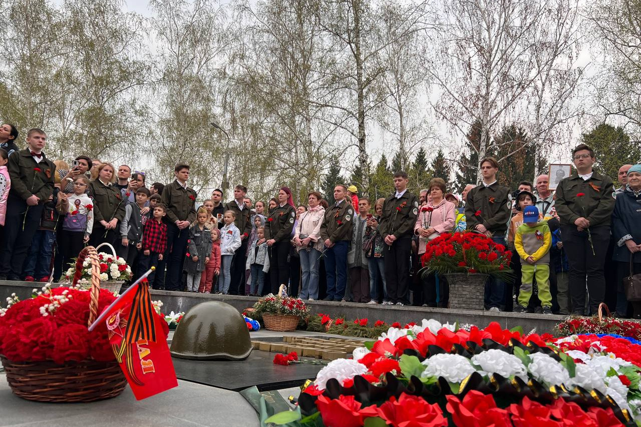 Что говорят потомки ветеранов, собравшихся возле Вечного огня в  Новосибирске - 9 мая 2023 - НГС
