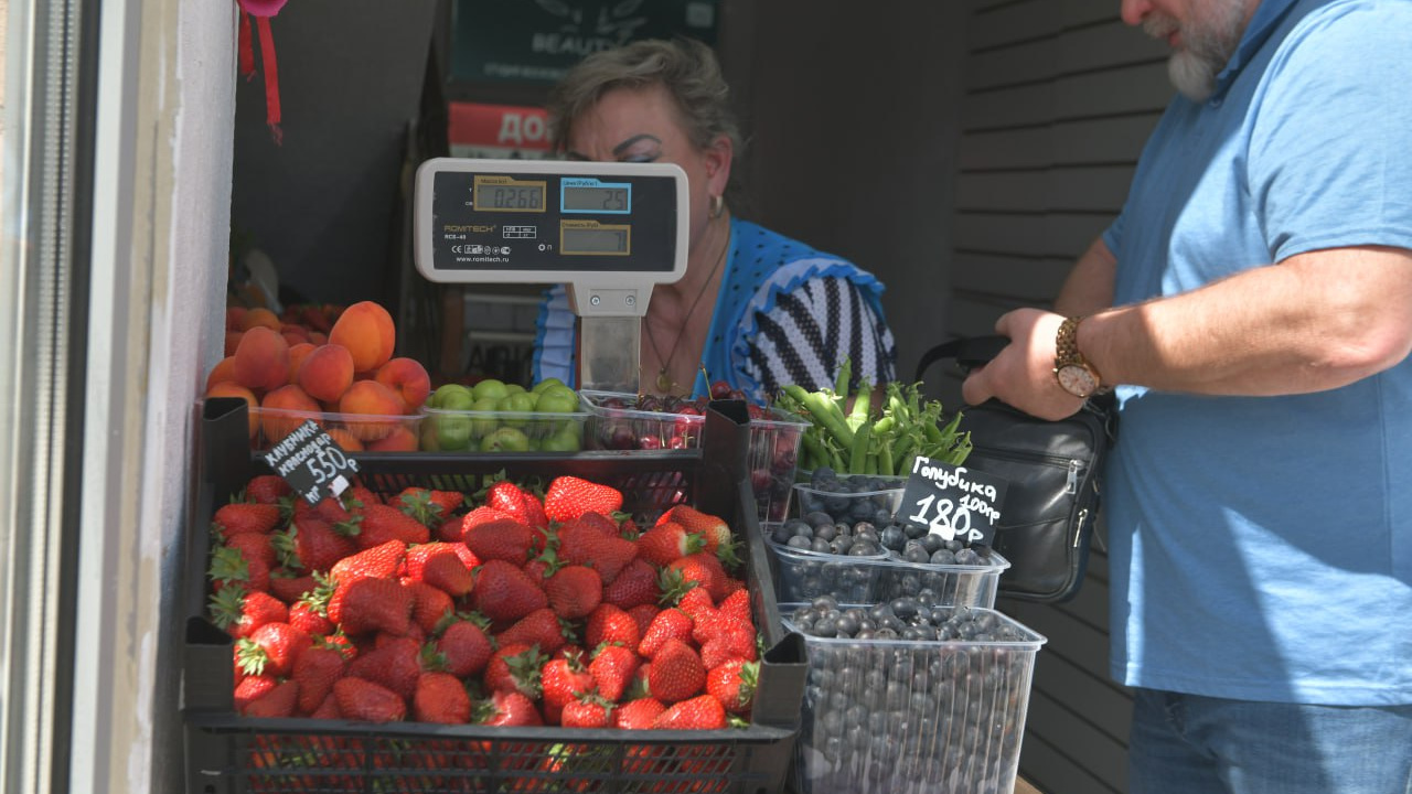В Москве начали продавать клубнику: где можно купить ягоду и сколько она стоит