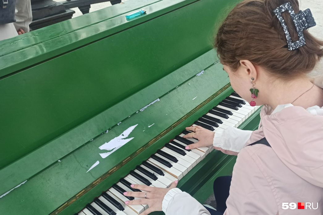 Играть на таком пианино нелегко — и звук не тот, и клавиши залипают