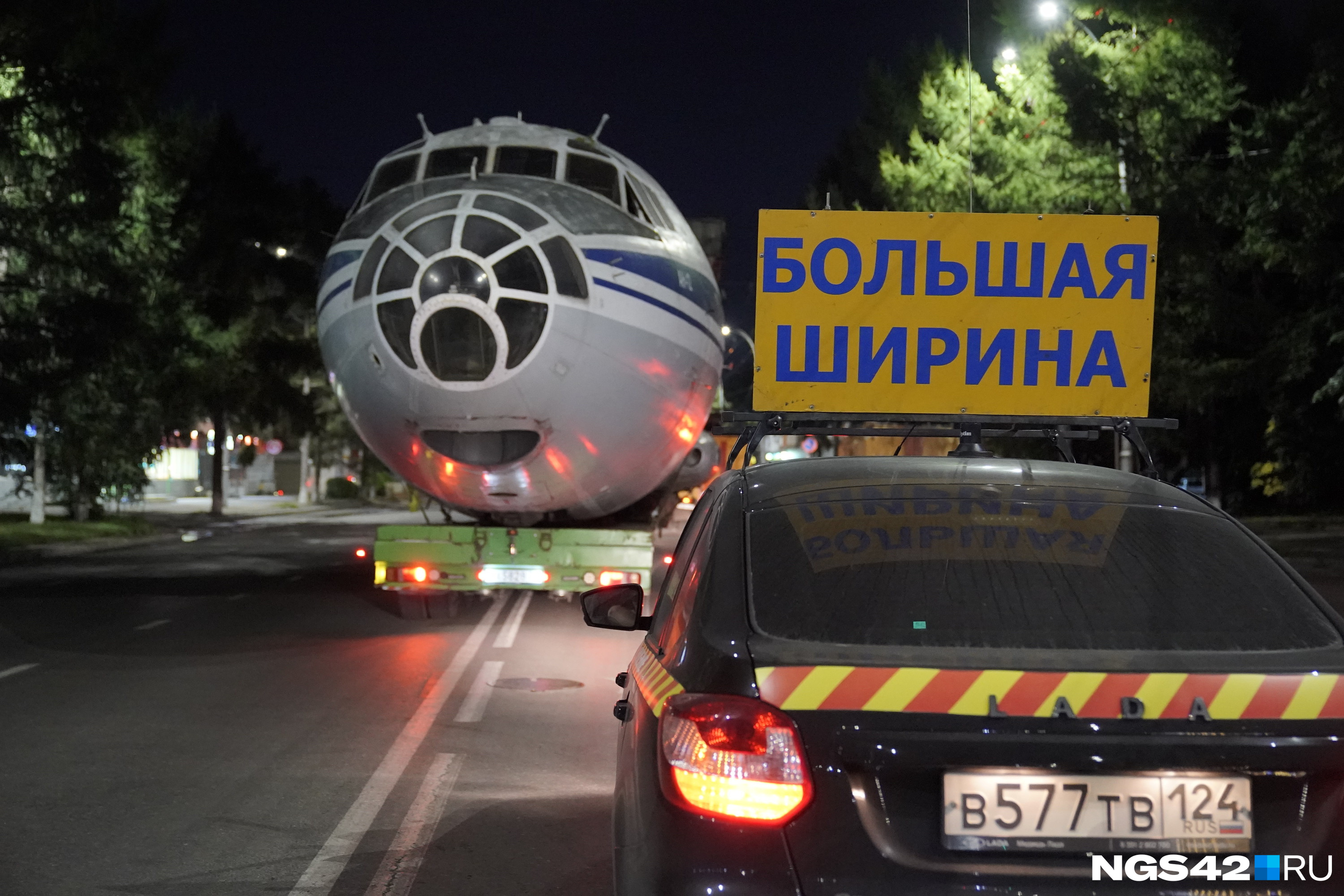 Какой же он огромный! По Кемерову провезли фюзеляж самолета Ан-12. Его установят в парке «Антошка»