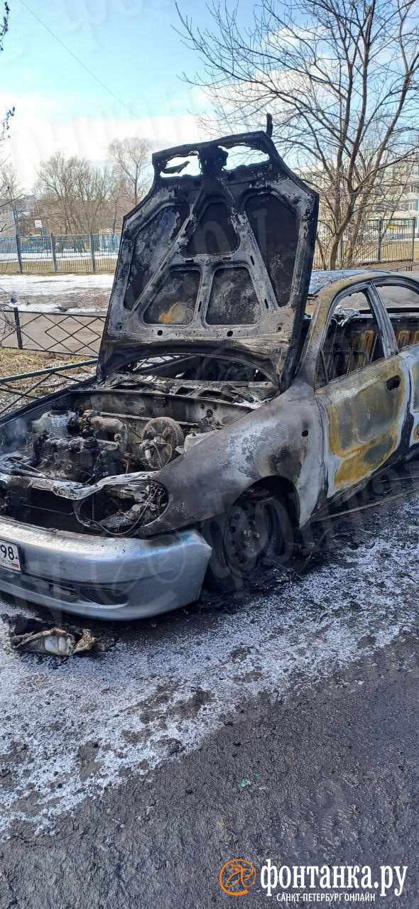 На Будапештской сгорел автомобиль. «Фонтанке» известен этот адрес по горящим покрышкам