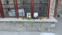 У офиса новосибирских вагнеровцев организовали мемориал с портретами Евгения Пригожина и Дмитрия Уткина