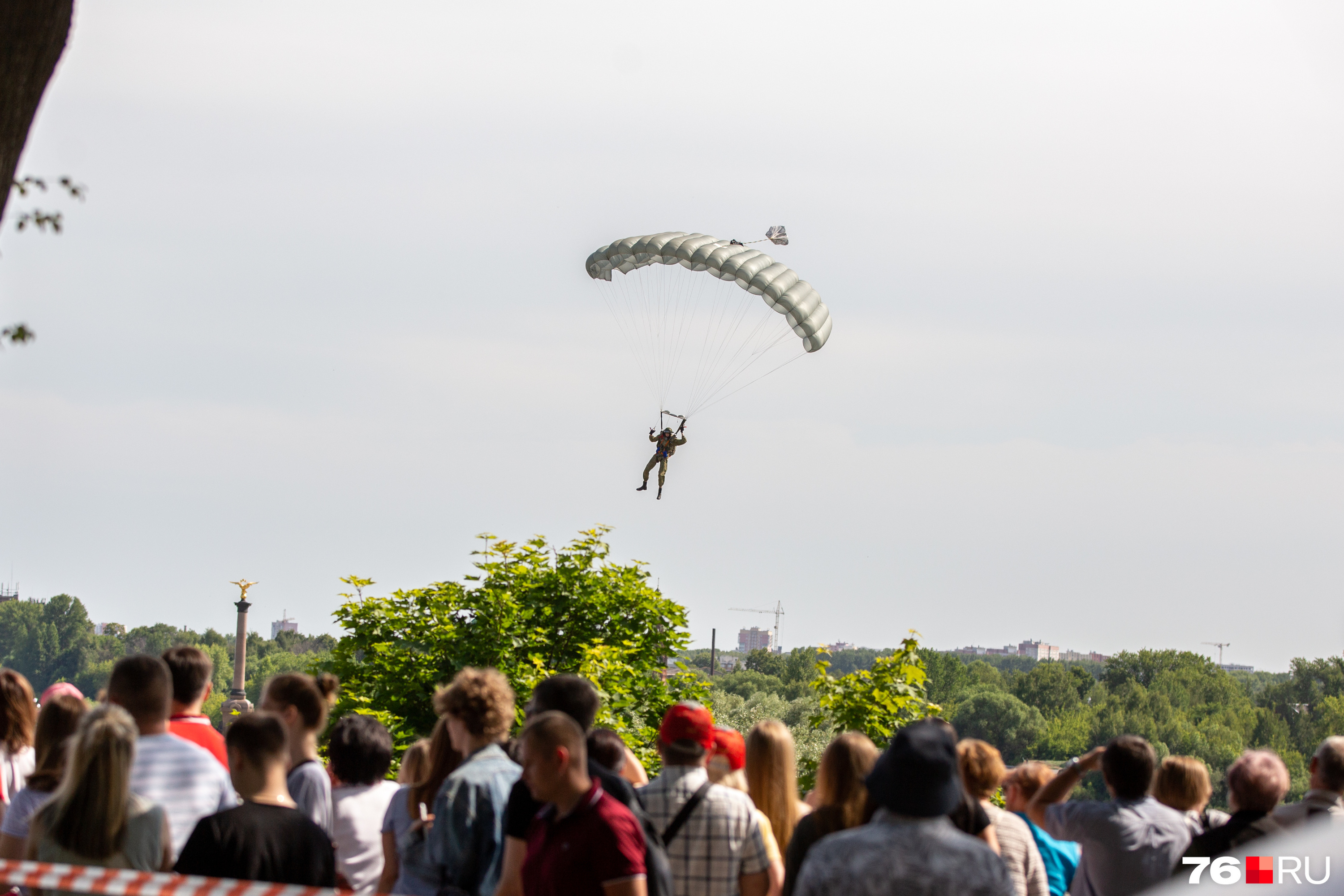 В финале парашютисты спустились с неба с поздравлением Валентине Терешковой