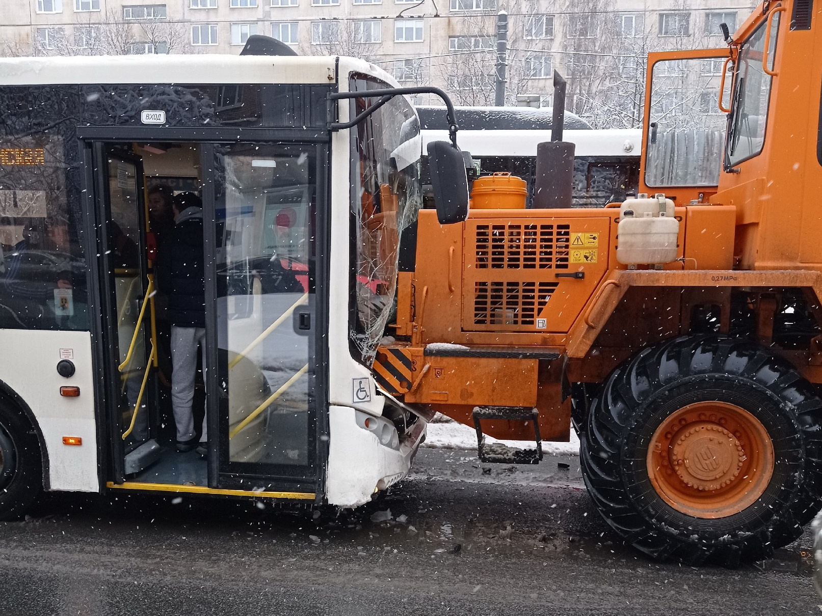 На Димитрова «свидание» с трактором добавило проблем водителю и пассажирам автобуса
