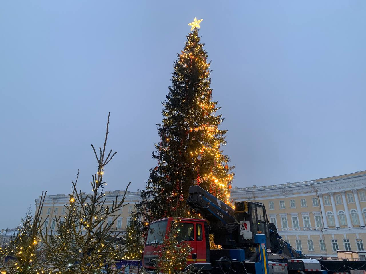 Вот и всё. На Дворцовой начался демонтаж главной новогодней ели Петербурга