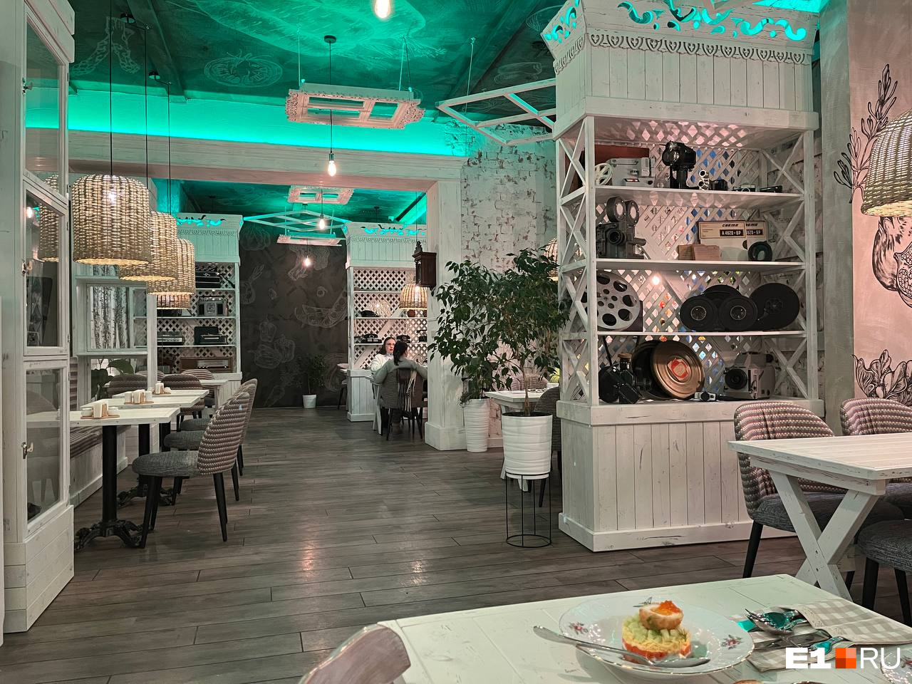 В Екатеринбурге открылся ресторан с камином из пельменей. Чем еще там кормят?