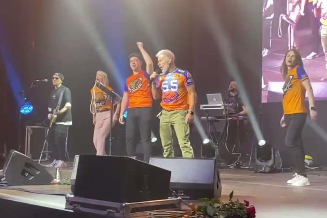 Олега Газманова раздели на концерте в Кемерове. Он был не против