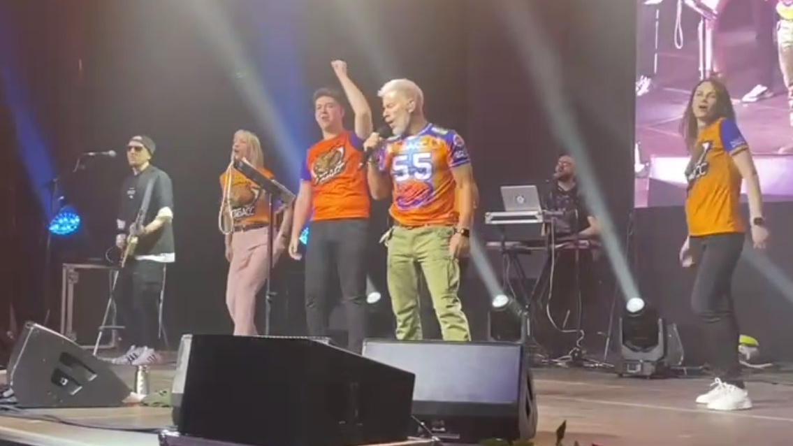 Олега Газманова раздели на концерте в Кемерове. Он был не против