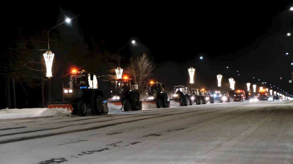 По словам представителей «Стройтеха», с нового года компания вывезла на снежные свалки свыше 100 тысяч кубов снега, в том числе с тротуаров — десятки тысяч тонн