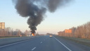 На Северном объезде выгорел автомобиль — огромный столб дыма попал на видео