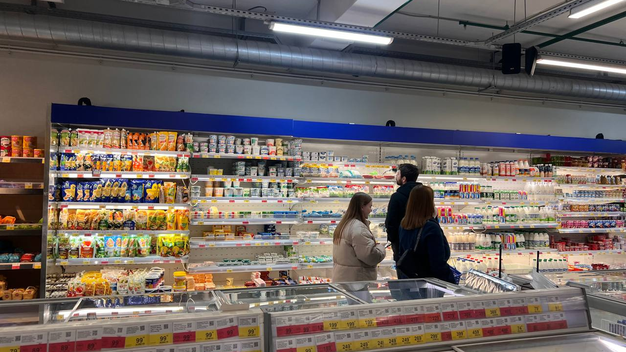 «Хожу за пирожными только сюда»: новосибирцы выбирают любимый супермаркет — что они там покупают и сколько тратят