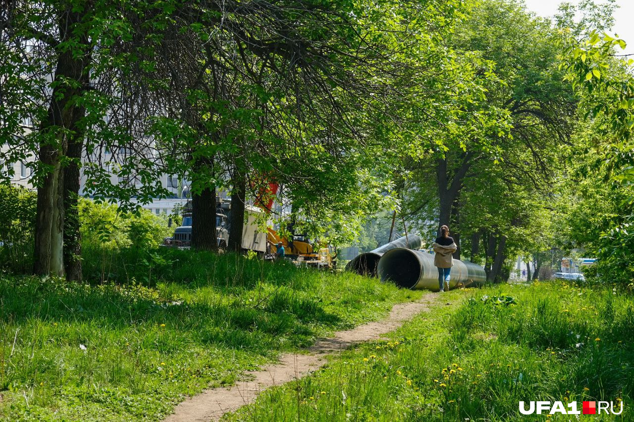 Трубы спокойно лежат на улице — ну а кто их украдет, огромные такие