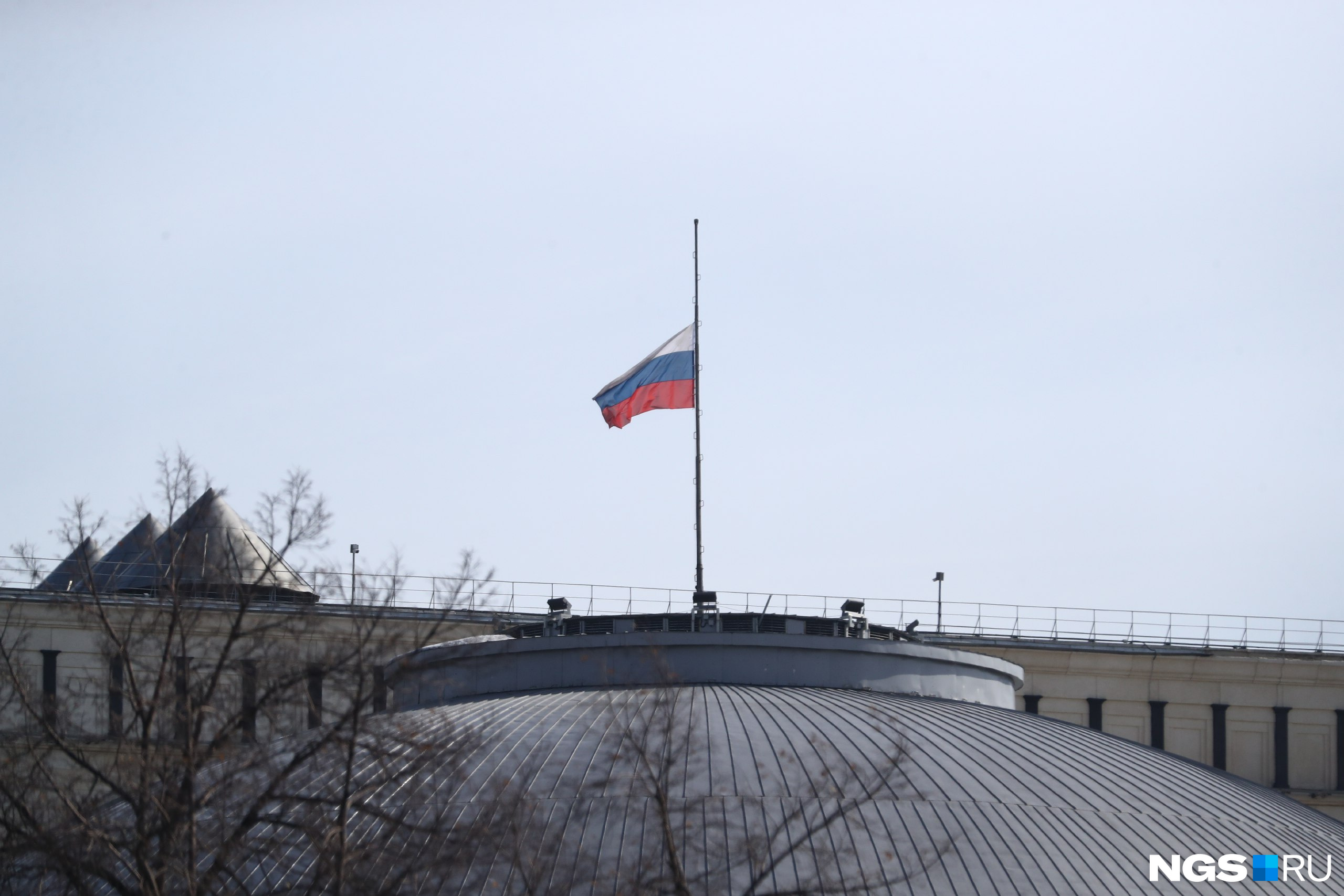 Флаг на крыше Театра оперы и балета в Новосибирске приспущен. НОВАТ одним из последних во всей стране заявил о переносе своих концертов&nbsp;