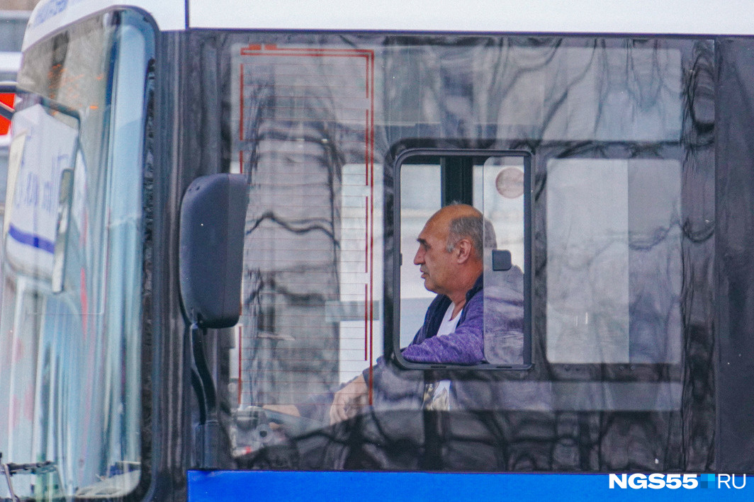 Водителям омских автобусов начали рассылать сообщения с требованием избавиться от шторок