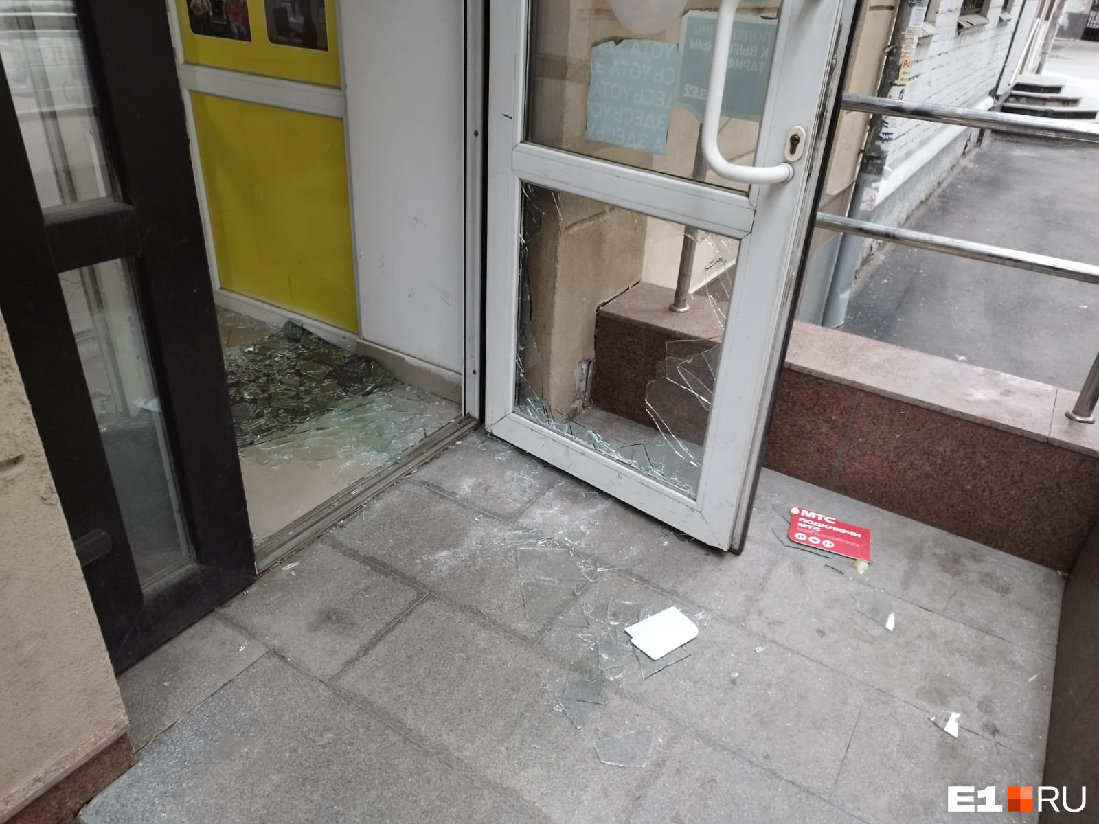 Кражи поставили на поток: в центре Екатеринбурга банда подростков под камерами обнесла очередной офис