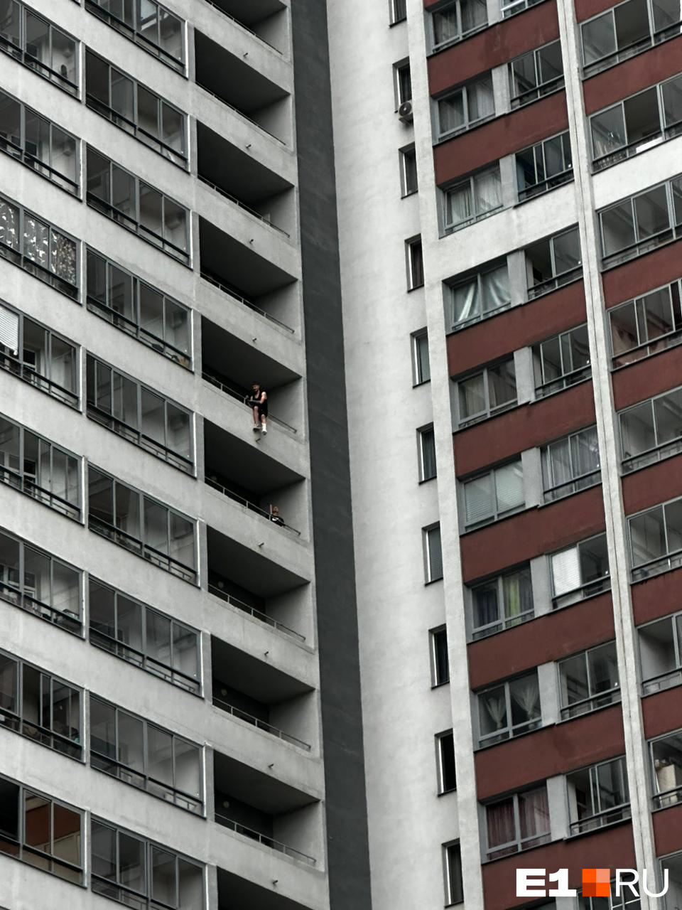 В Екатеринбурге парень сорвался с балкона 13-го этажа. Видео с места ЧП