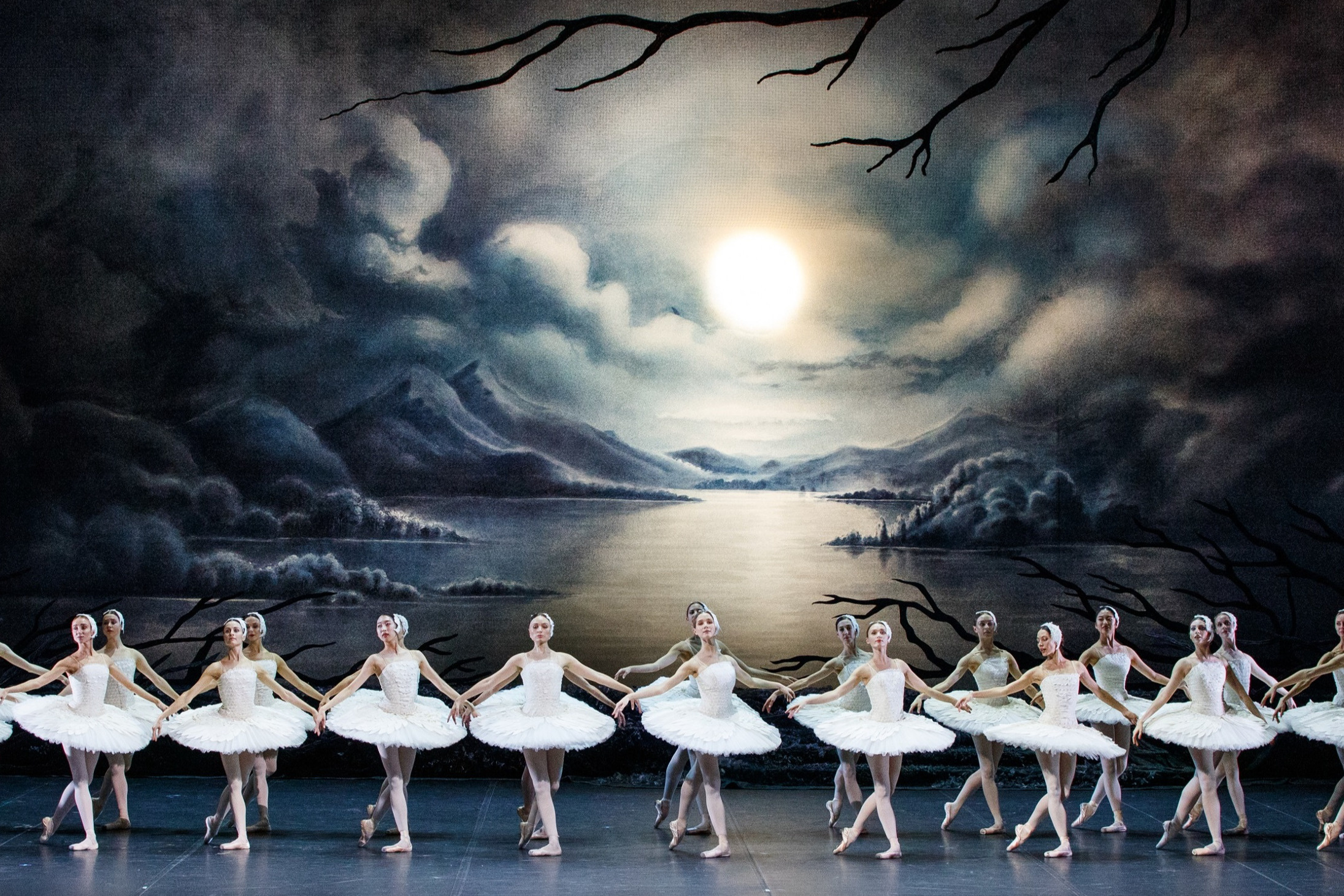 «Лебединое озеро» в постановке Михайловского театра