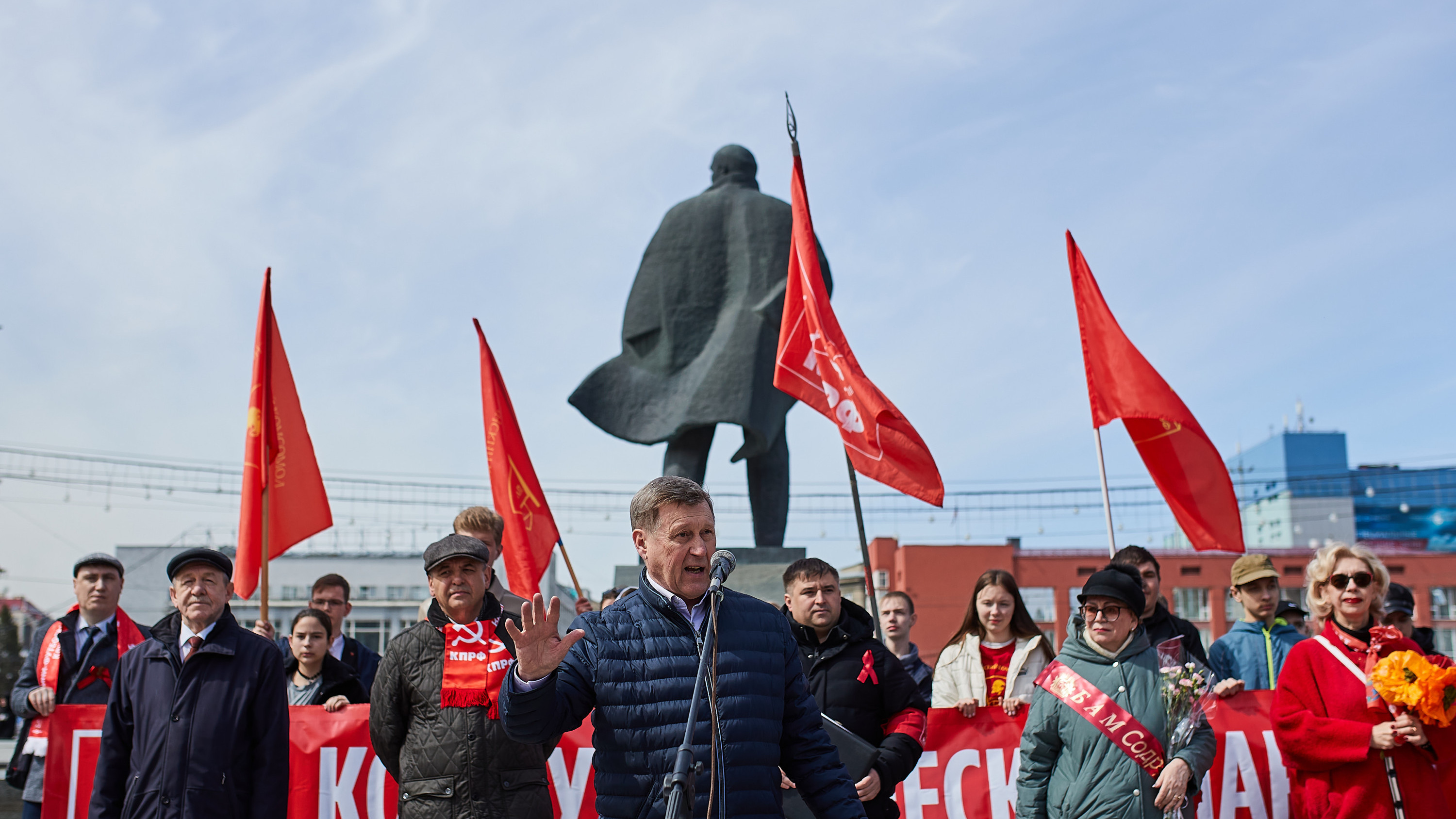 Выступил бывший мэр: в Новосибирске прошла демонстрация в честь Первомая — фоторепортаж