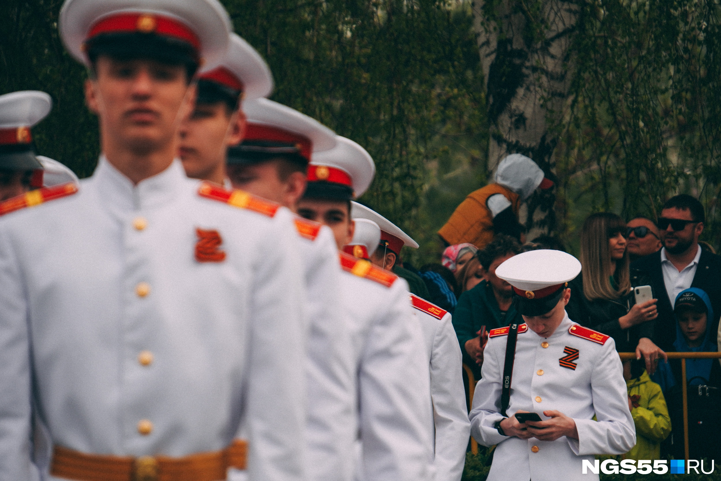 Когда находишься позади, можно заняться своими делами. Например, поздравить родных с Днем Победы Когда находишься позади, можно заняться своими делами. Например, поздравить родных с Днем Победы