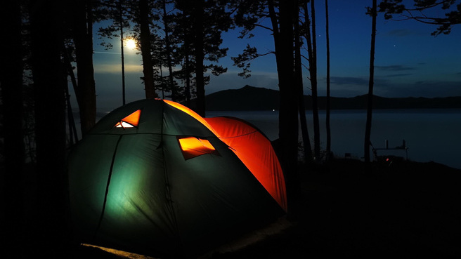 Палатки или комфортабельные домики? Красноярцы выбирают лучшую базу отдыха вблизи города