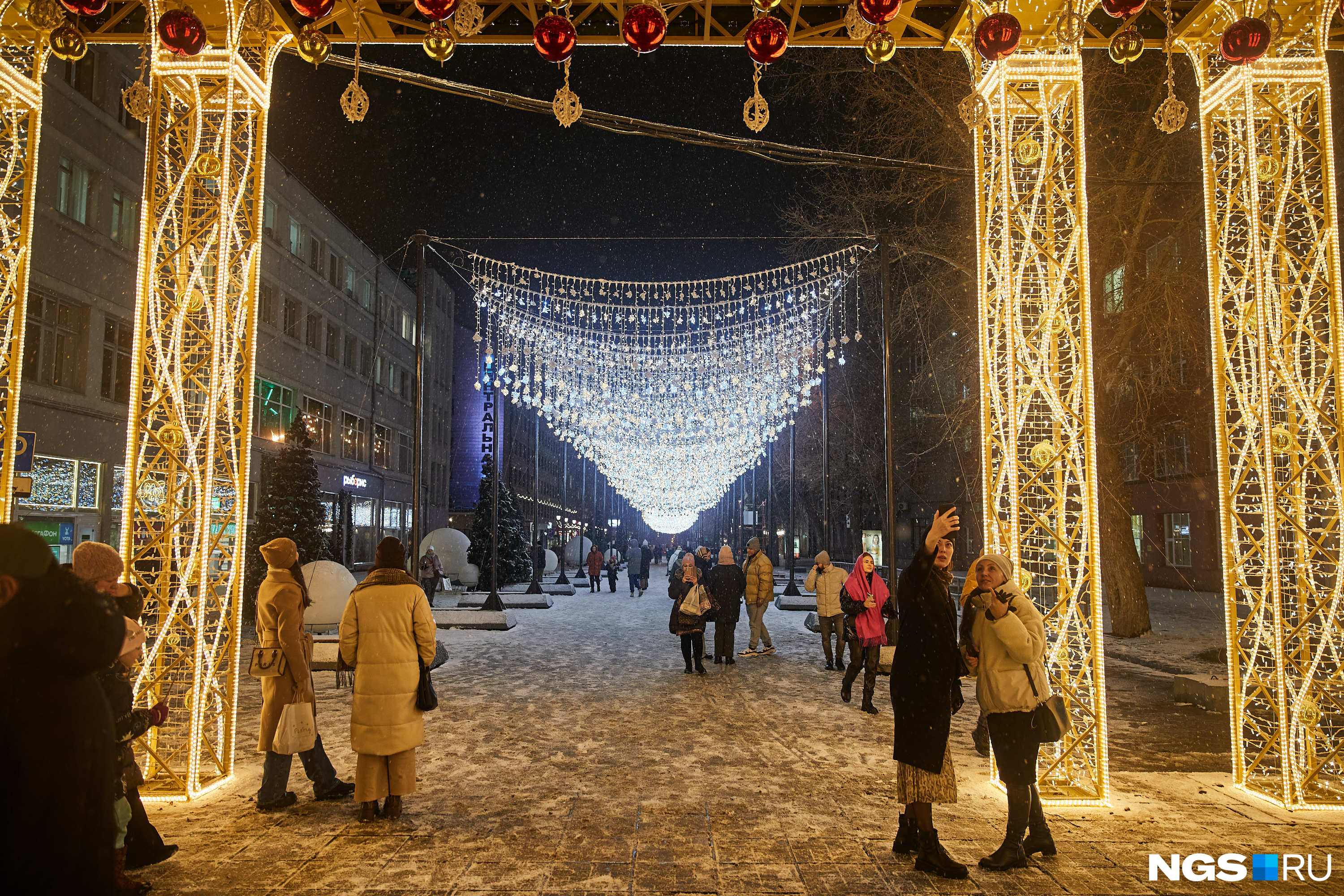 В начале улицы Ленина вновь установили золотые ажурные ворота