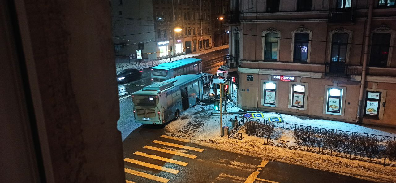 BMW въехал в дверь магазина на Куйбышева после встречи с автобусом