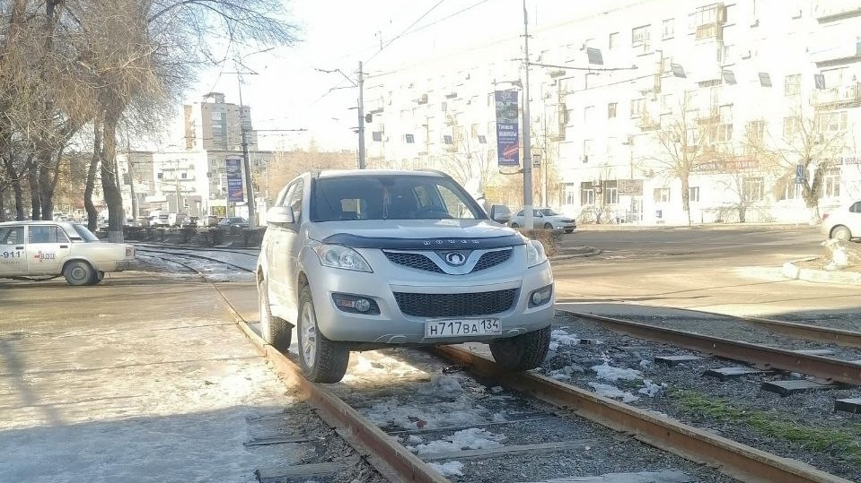 «А где еще машину оставлять?»: в центре Волгограда внедорожник припарковали на рельсах скоростного трамвая