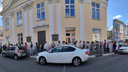 «Простояли и ушли ни с чем»: у ярославской филармонии собралась очередь за билетами на бесплатный концерт