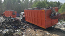 В Архангельской области мусоровоз застрял в куче мусора и потерял 10 колес