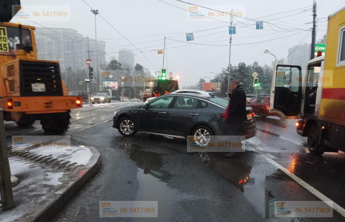 В Петербурге чиновники отчитались о заделанной яме на проспекте Энгельса,  прикрыв ее машиной - 21 ноября 2023 - ФОНТАНКА.ру