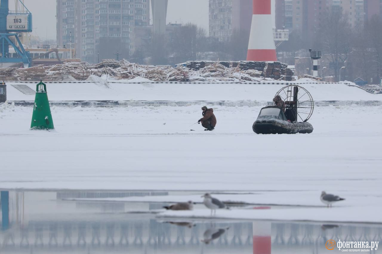 Первые рыбаки появились на окутанной льдом Большой Неве, несмотря на запрет МЧС