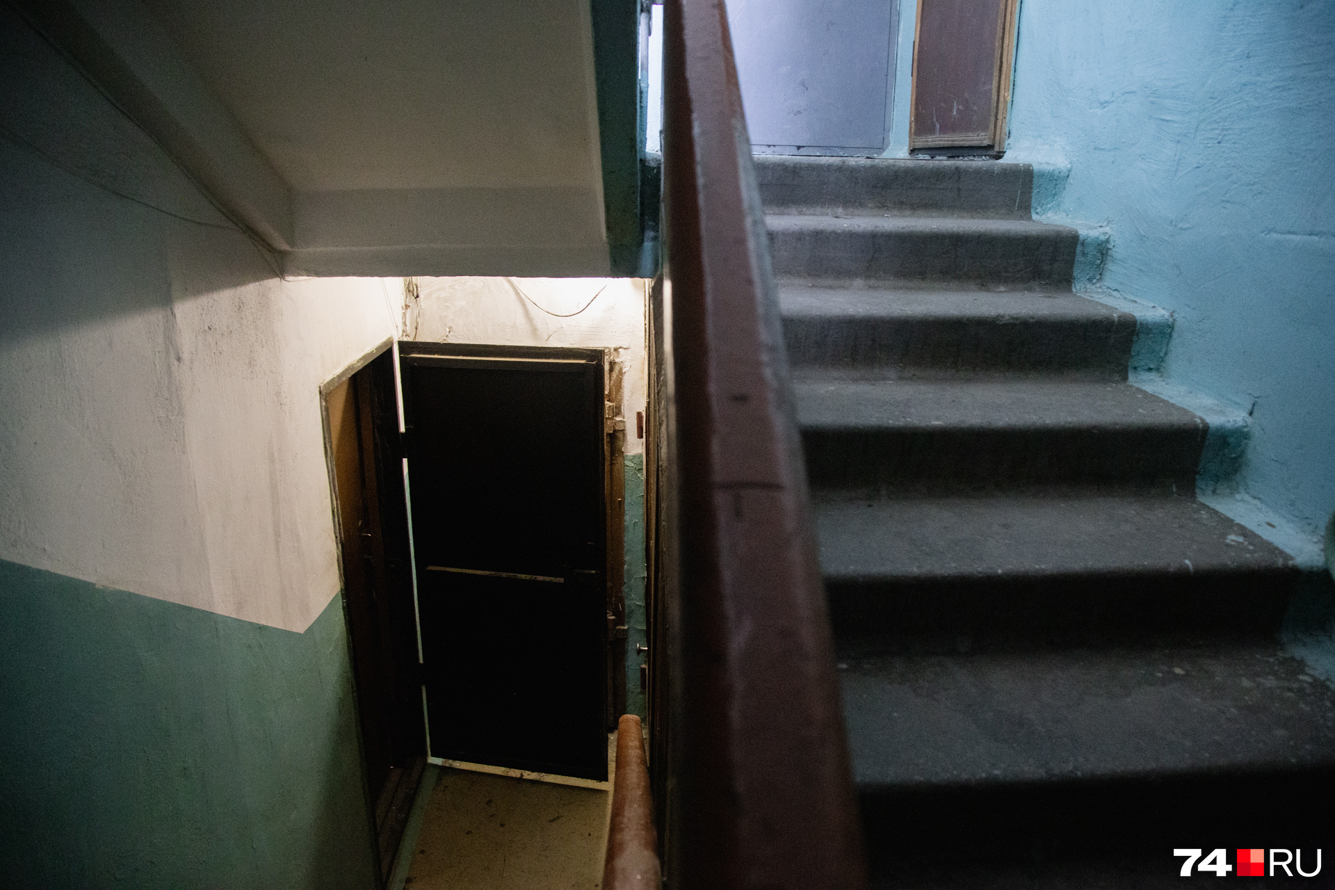 Вход в квартиру Олега — вниз по лестнице, там, где обычно в подъездах расположена дверь в подвал