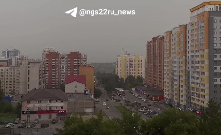 Ветер, песчаные бури и дожди: на Барнаул обрушилась непогода — видео