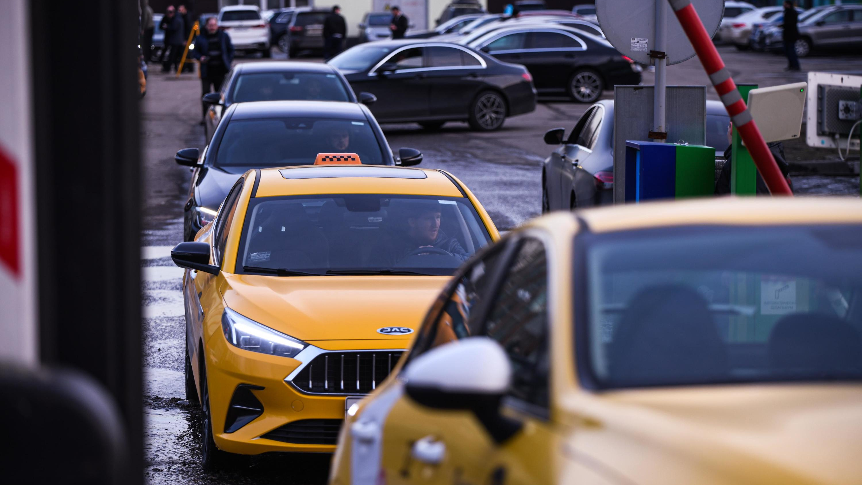 «Мне высадить клиента на трассе?» Таксисту прямо в пути резко урезали стоимость поездки в Кольцово