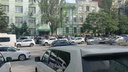 В центре Ростова у здания Минсельхоза собралась толпа. Что происходит?