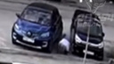 «Виновник скрылся»: мужчину придавило между двух автомобилей в Новосибирске — видео