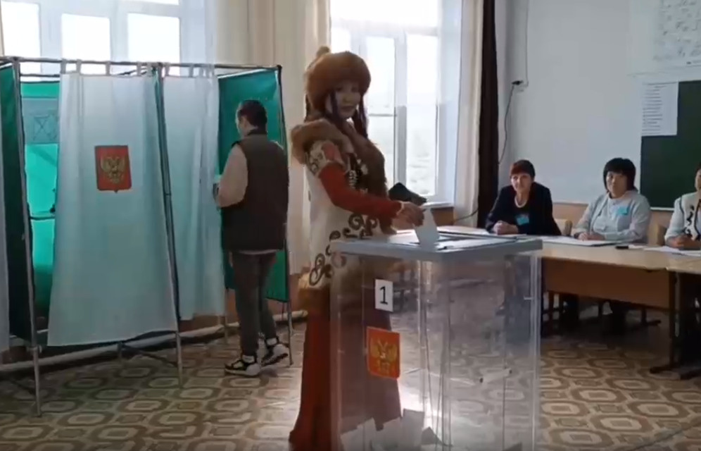 Девушки в национальном костюме пришли проголосовать на выборах 