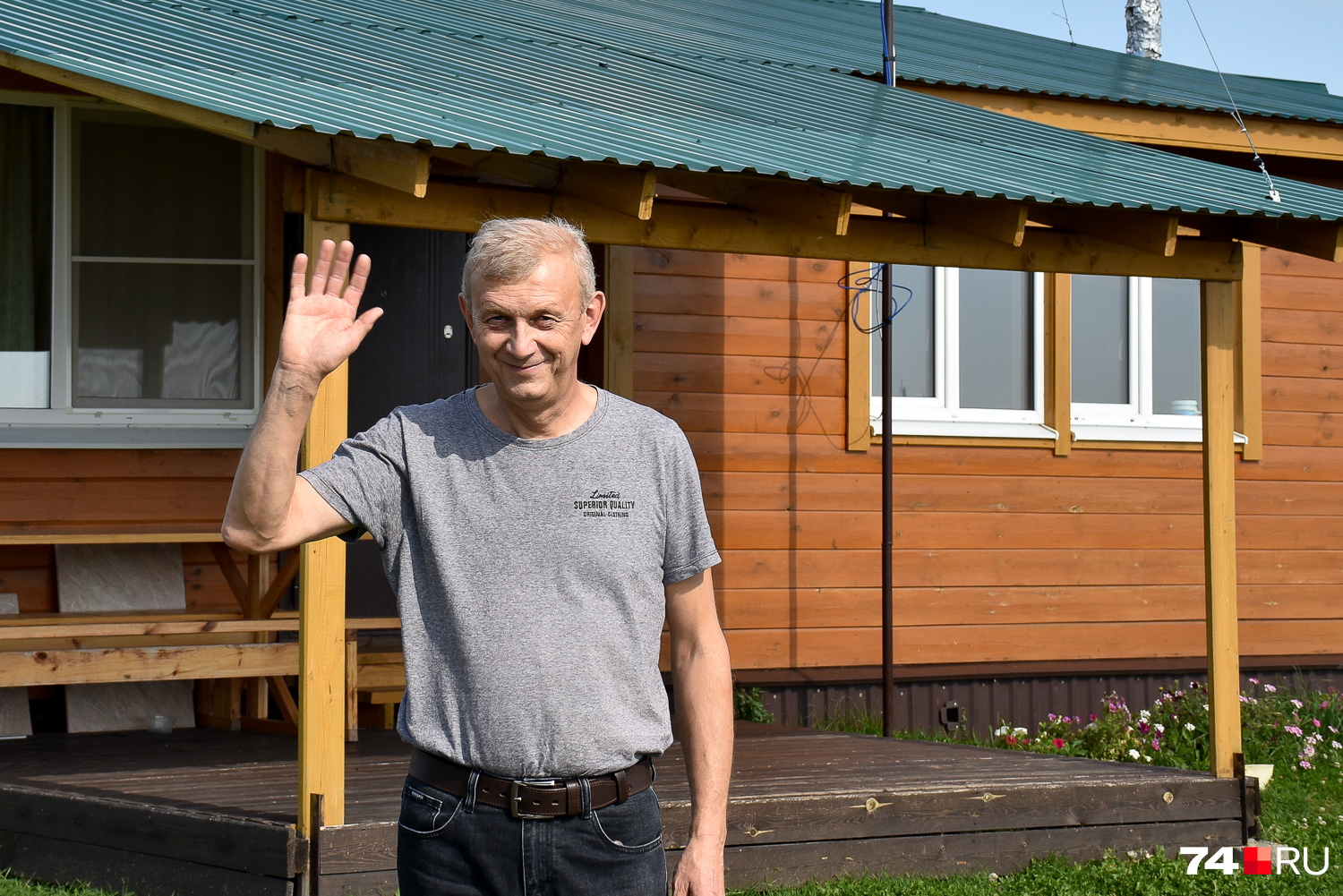 Сергей Казанцев на фоне своего дома, который он, конечно, построил сам