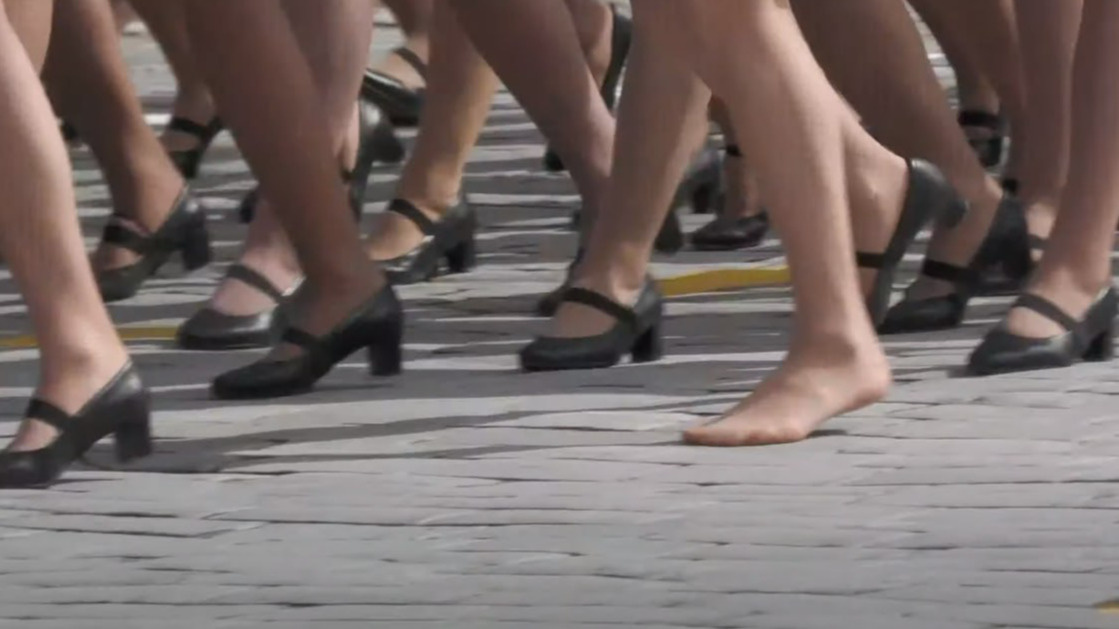 А вы бы так смогли? Участница парада в Екатеринбурге потеряла туфлю и тут же вернула ее обратно: видео