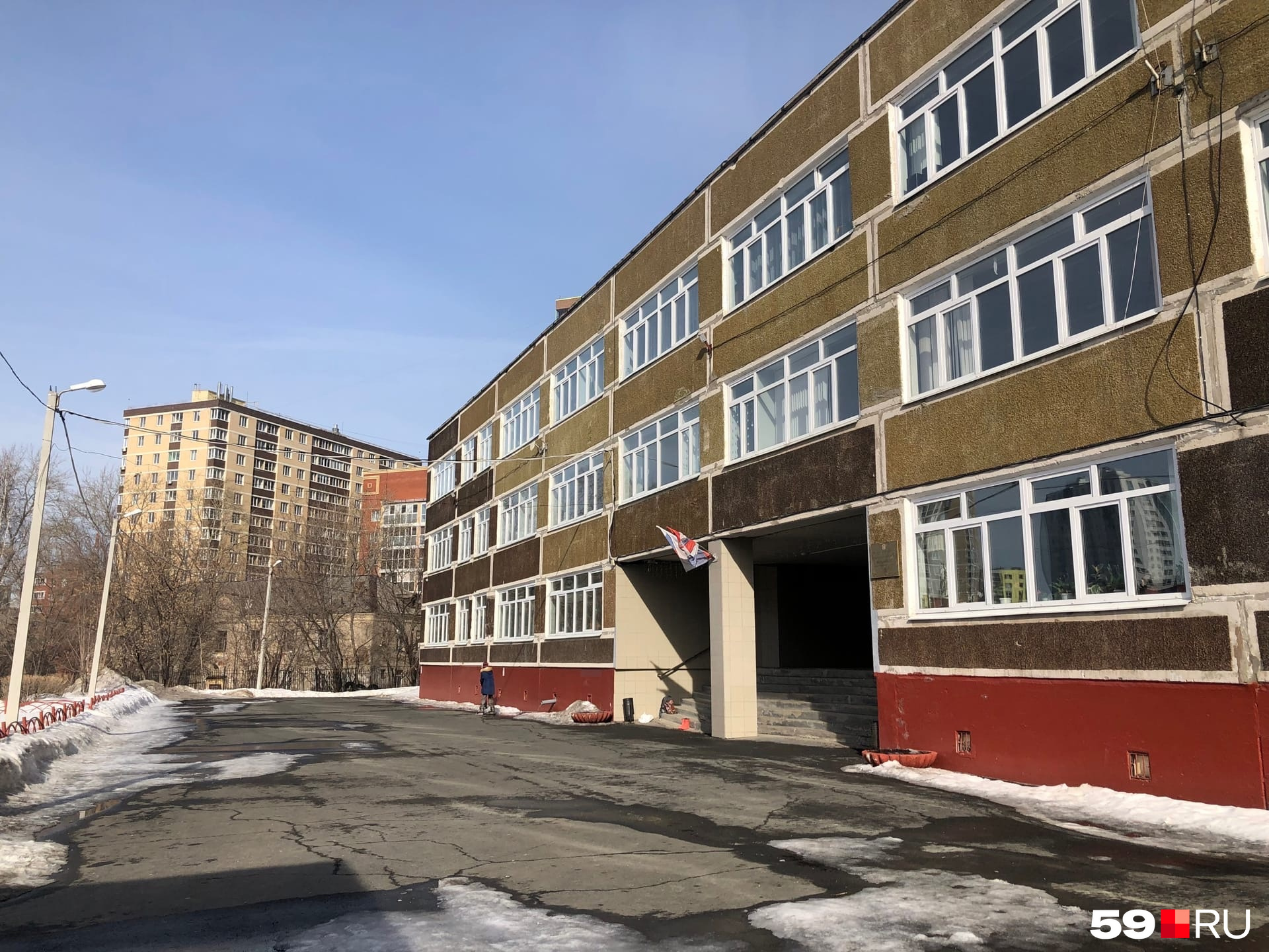 Если стоять лицом ко входу в школу, бассейн будет справа Если стоять лицом ко входу в школу, бассейн будет справа